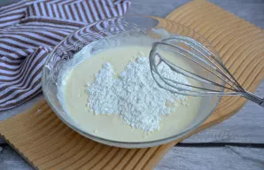 Į grietininę masę suberkite krakmolą ir išmaišykite iki vientisos masės.