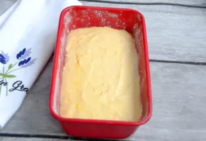 Sudėkite tešlą į formą ir išlyginkite paviršių.