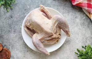 Vištą pasūdykite ir pabarstykite pipirais iš išorės ir iš vidaus. Į vidų sudėkite įdarą ir užsiūkite kulinariniais siūlais. Neprikimškite...