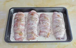 Vyniotinius apliekite grietinėle. Pagal skonį pabarstykite druska ir prieskoniais. Įdėkite į iš anksto iki 180 °C įkaitintą orkaitę ir ke...