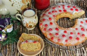 Pyragą galima papildyti braškių džemu prieš patiekiant.