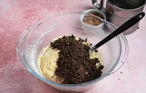 Susmulkintą šokoladą sudėkite į tešlą.