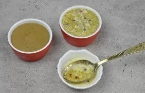 Likusią sviesto dalį ištirpinkite kartu su žiupsneliu čiobrelių ir keliais pipirų žirneliais. Užpilkite paštetą ištirpinto sviesto sluoks...