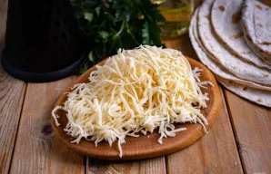 Sūrį sutarkuokite stambia tarka.