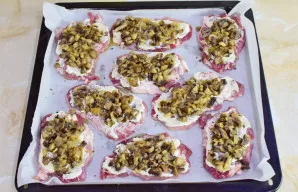 Ant kiekvieno mėsos gabalėlio uždėkite grybų įdaro.