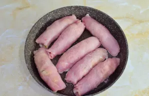 Kitoje keptuvėje apkepkite mėsos suktinukus.