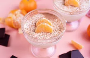 Pageidaujant, papuoškite vaisių gabalėliais ir patiekite.