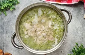 Sudėkite vištieną į puodą. Viską užvirinkite ir virkite dar 3–5 minutes.