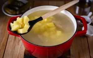 Į puodą su sultiniu sudėkite bulves.