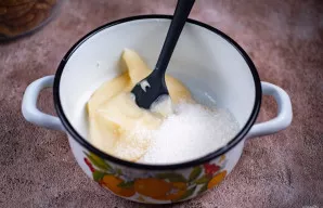 Patogiame puode sumaišykite medų ir cukrų.