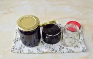 Supilkite uogienę į paruoštus stiklainius ir uždarykite dangteliais. Apvyniokite šilta antklode ir palikite, kol atvės.