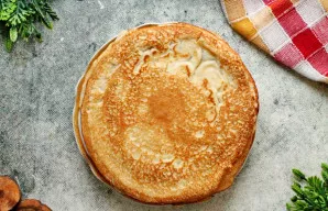 Keptuvę patepkite augaliniu aliejumi ir įkaitinkite ant vidutinės ugnies. Įpilkite dalį tešlos ir kepkite blyną iš abiejų pusių, kol graž...