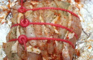 Kulinariniu siūlu arba virvele suriškite mėsą, kad ji išlaikytų formą.