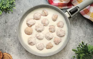 Sudrėkintomis rankomis suformuokite frikadeles ir apvoliokite miltuose. Miltų kiekis gali skirtis, priklausomai nuo jų rūšies ir kukulių ...