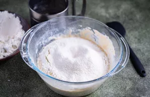 Likusius miltus berkite dalimis, pirmiausia maišykite šaukštu, vėliau minkykite rankomis.