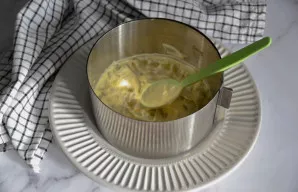 Patepkite bulvių sluoksnį plonu majonezo sluoksniu.