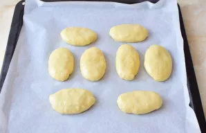 Suformuotus pyragėlius dėkite ant kepimo skardos ir patepkite tryniu. Kepkite 180 laipsnių temperatūroje apie 15 minučių. Laiką reguliuok...