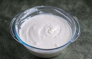 Šaukštu atsargiai įmaišykite baltymus, kol masė taps vientisa.