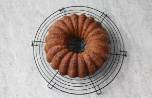 Atsargiai perkelkite keksą ant grotelių ir leiskite jam atvėsti.