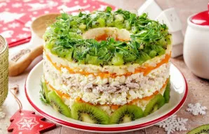 Prieš patiekdami iš salotų išimkite stiklinę ir viršų papuoškite pjaustytais kiviais. Jie suteiks malonią rūgštelę ir šventišką išvaizdą....