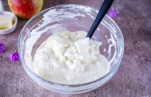 Atsargiai permaišykite baltymus šaukštu, kol masė taps vienalytė.