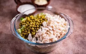 Tada į šiuos ingredientus sudėkite susmulkintą baltos žuvies filė.