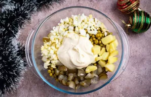 Pridėkite druskos, maltų pipirų ir majonezo. Viską išmaišykite.