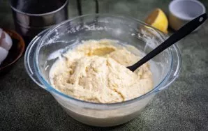 Šaukštu arba mentele įmaišykite šiuos miltus ir turėtumėte gauti klampią, vienalytę tešlą.