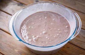 Aktyviai viską išmaišykite, kol gausite vientisą tešlą, konsistencijos kaip blynelių tešla.