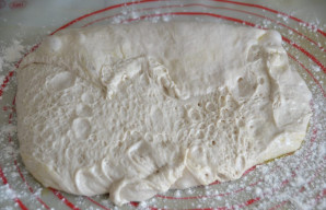 Po paros darbo paviršių pabarstykite semolina (arba manų kruopomis) ir atsargiai išverskite tešlą ant stalo.