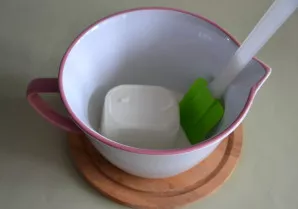 Į dubenį sudėkite kreminį sūrį, berkite cukraus pudrą ir išmaišykite iki vientisos masės.