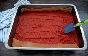 Po valandos ištraukite skardą ir išmaišykite. Vėl dėkite į orkaitę ir kepkite iki norimos konsistencijos – maždaug dar 1 valandą. Laikas ...