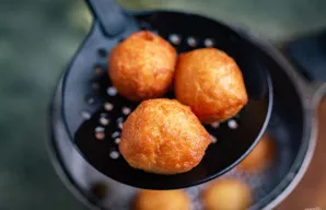 Po to spurgas išgriebkite kiaurasamčiu ir sudėkite ant popierinio rankšluosčio, kad pašalintumėte perteklinį aliejų.