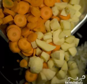 Įdėkite supjaustytas daržoves.