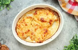 Formą su kepsniais dėkite į įkaitintą orkaitę ir kepkite 30–40 minučių, kol mėsa iškeps, o plutelė taps auksinės rudos spalvos.