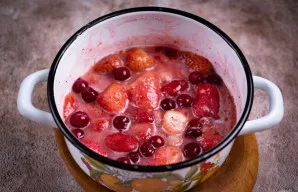 Statykite ant vidutinės ugnies ir, maišydami mentele, virkite, kol uogų masė akivaizdžiai sutirštės.