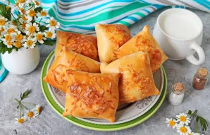 Iškepusius pyragėlius išimkite, leiskite jiems „pailsėti“ 3-4 minutes ir patiekite.