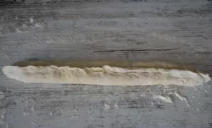 Sulenkite dar kartą ir užspauskite per visą ilgį. Švelniai paridenkite visą ruošinio ilgį.