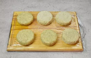 Formuokite 100–110 g masės kotletus. Kiekvieną apvoliokite džiūvėsėliuose.