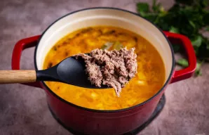 Po 5 minučių sudėkite žuvies konservus.