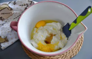 Į pagrindinę masę suberkite vanilinį cukrų (arba vanilės pastą).