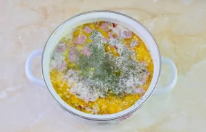 Baigiant virti, įberkite šiek tiek smulkintų krapų.