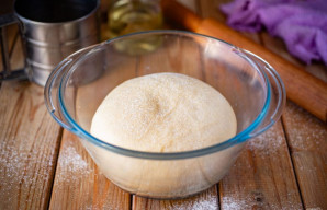 Aš suformavau tešlą į rutulį, perkėliau ją į didelį dubenį, uždengiau virtuviniu rankšluosčiu ir palikau 2 valandoms kilti. Per tą laiką ...