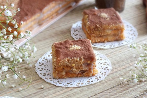 Tortą supjaustykite porcijomis ir patiekite su mėgstamais gėrimais. Gero apetito!