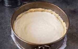 Varškės įdarą sluoksniu paskleiskite ant uogienės sluoksnio.