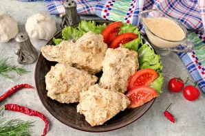 Nuimkite keptuvę nuo ugnies ir iš karto patiekite su padažu.