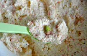 Iš pusės masės suformuokite graikinio riešuto dydžio rutuliukus, į vidų įdėdami po pistaciją.