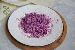 Atidėtus baltymus sutarkuokite tarka, kuri liko po burokų - jie įgaus gražią ryškią spalvą.