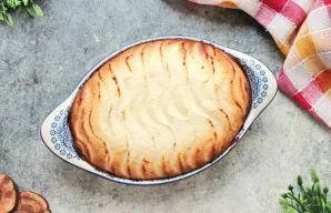 Įkaitinkite orkaitę ir kepkite apkepėlę 30-40 minučių 180 laipsnių temperatūroje. Viršus turi apskrusti, o masė sutirštėti.