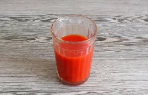 Paruoškite padažą. Pusėje stiklinės vandens ištirpinkite 2 šaukštus pomidorų pastos.